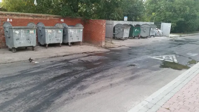 В Франковске жалуются на мусоровоз из которого вытекает масло и вонючий фильтрат — фото 4