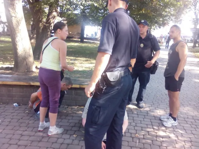 В Привокзальном сквере подрались участники компании, которые вместе распивали алкоголь на скамейках — фото 1