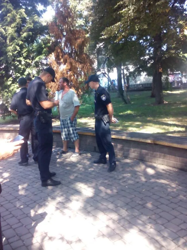 В Привокзальном сквере подрались участники компании, которые вместе распивали алкоголь на скамейках — фото 2