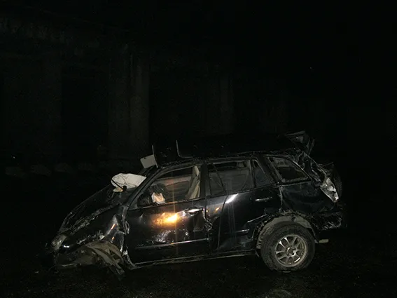 Смертельное ДТП: на Прикарпатье автомобиль съехал с моста в воду, два человека погибли — фото 2
