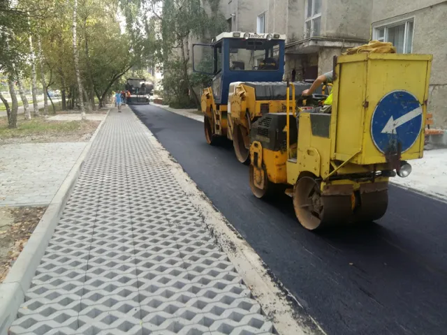 На Довженко обустроили дворовый проезд — фото 3