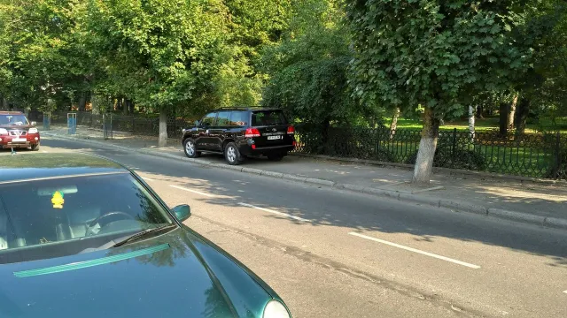 У місті відзначився черговий авторагуль, а все через сонце, яке йому заважало — фото 1