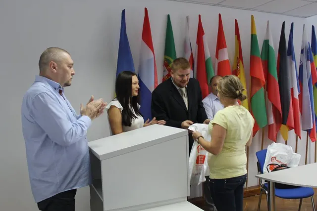 Прикарпатцям із проблемним слухом благодійники вручили слухові апарати — фото 2