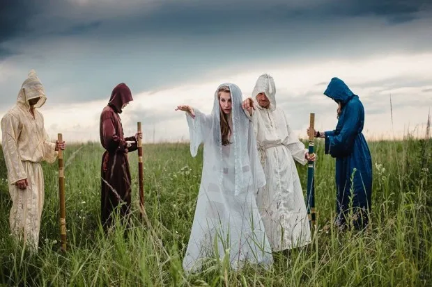Юные калушанка устроить фотосессию на кладбище, где похоронены погибшие во время Первой мировой войны — фото 2