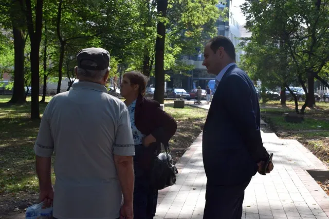 На улице Военных Ветеранов начали ремонт одного из крупнейших скверов города — фото 1