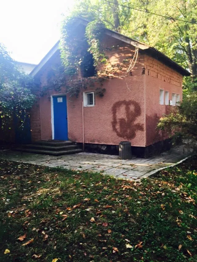 Туалет що біля міського озера ремонтують вже понад рік — фото 1