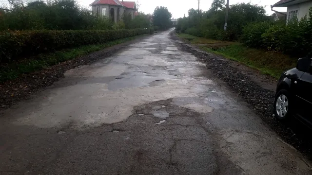 На Ивано-Франковщине почти сто человек сами починили дорогу за собранные в селе средства — фото 2