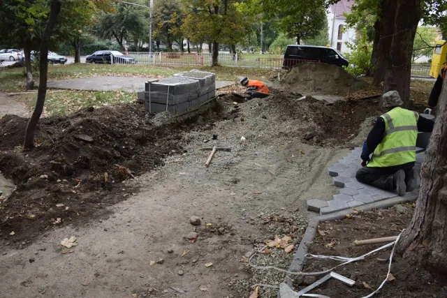 У Івано-Франківську на Вовчинецькій впорядковують черговий двір — фото 2