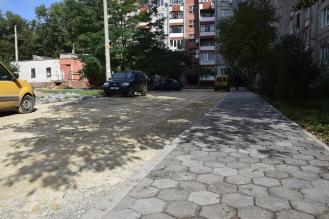 В Ивано-Франковске продолжаются работы по благоустройству дворов систематически во всем городе — фото 1