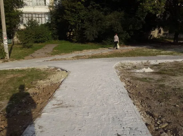 На вулиці Довженка встановлюють бруковані доріжки — фото 1