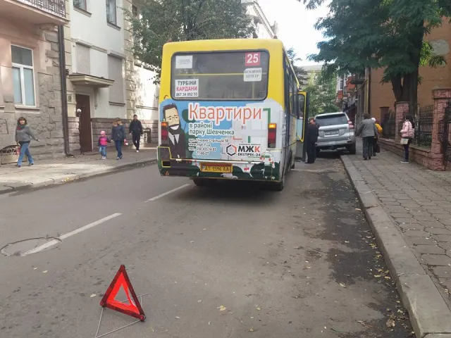 На вулиці Гординського маршрутка зіткнулася із автівкою — фото 2