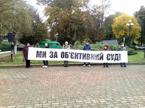 Суд между мэром и бойцами АТО: заседание перенесли, потому Марцинкив не пришел. Под судом собралась группа поддержки мэра — фото 4