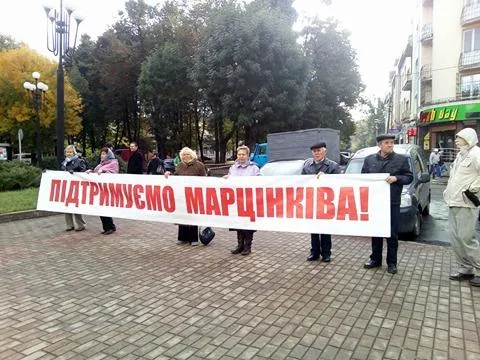 Суд между мэром и бойцами АТО: заседание перенесли, потому Марцинкив не пришел. Под судом собралась группа поддержки мэра — фото 5