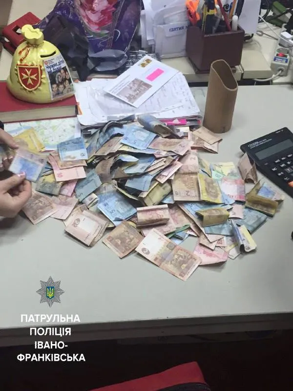 Франківські патрульні "зцілили каліку" і відправили його додому — фото 2