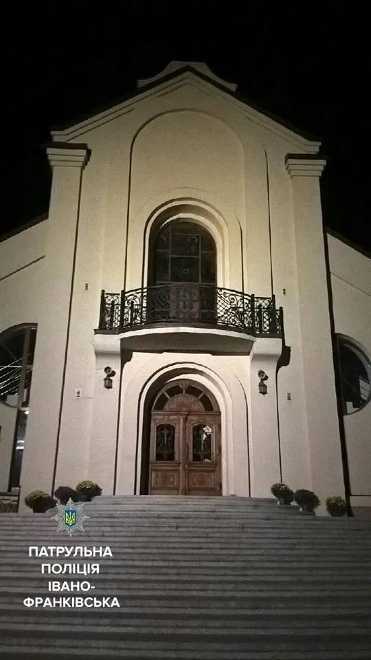 Франківські патрульні затримали чоловіка, який хотів пограбувати церкву на Чорновола — фото 3
