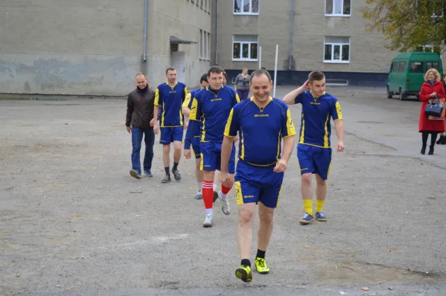 Новосілля по-спортивному: в Івано-Франківську новеньку арену поблизу 11-ї школи «обмили» футбольною грою — фото 1