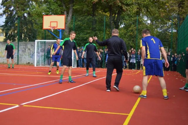 Новосілля по-спортивному: в Івано-Франківську новеньку арену поблизу 11-ї школи «обмили» футбольною грою — фото 2
