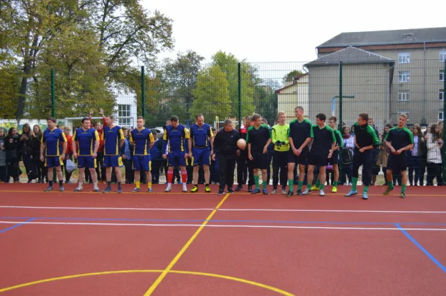 Новосілля по-спортивному: в Івано-Франківську новеньку арену поблизу 11-ї школи «обмили» футбольною грою — фото 3