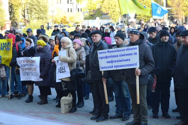 Під ОДА відбувся мітинг проти підвищення тарифів — фото 17