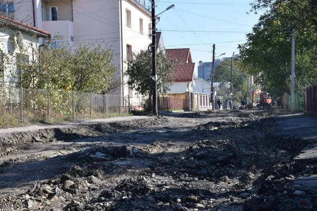 На ремонт улицы Кармелюка из городского бюджета выделили средства на замену 350 метров канализационных сетей. В мэрии обещают завершить обустройство канализации до конца месяца — фото 1