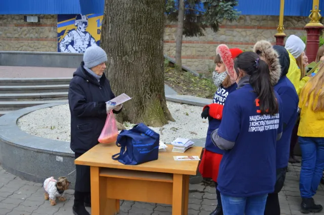 У центрі міста франківчан інформували про проблему торгівлі людьми — фото 1