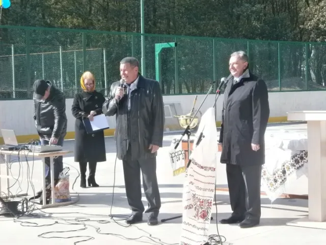 В городском парке Снятин открыли ледовую площадку — фото 1