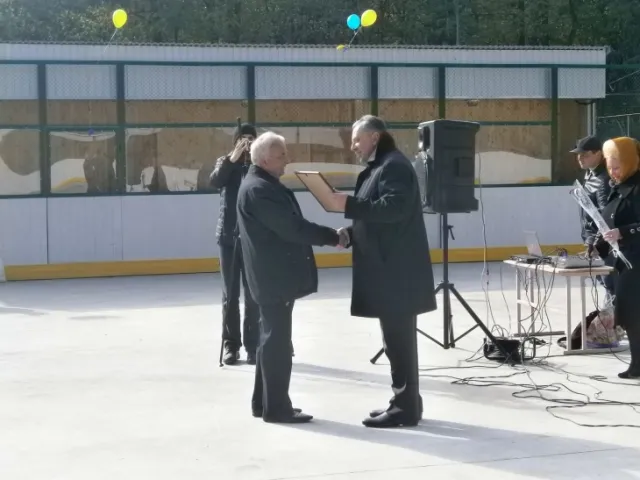 В городском парке Снятин открыли ледовую площадку — фото 2
