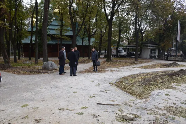 У сквері на Княгинині встановлять сучасні ліхтарі трьох видів — фото 1