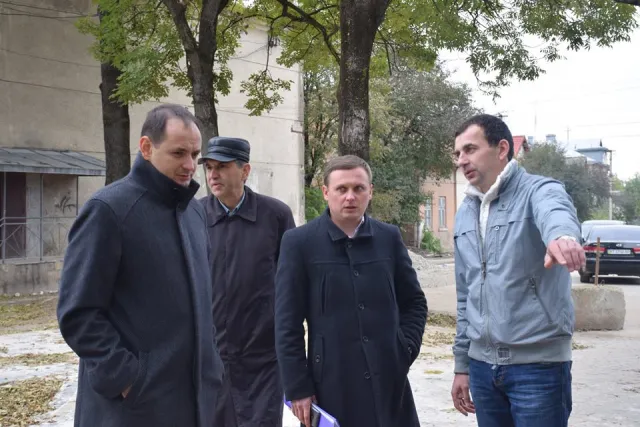 У сквері на Княгинині встановлять сучасні ліхтарі трьох видів — фото 2