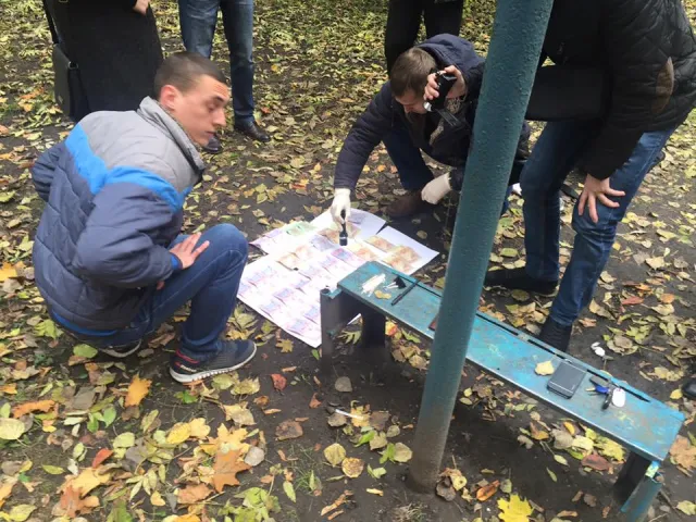 У Івано-Франківську на хабарі 1 500 доларів спіймали чотирьох поліцейських — фото 1