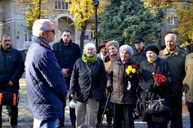 В Івано-Франківську покладати квіти до братських могил солдатів з нагоди Дня визволення України від фашистських загарбників — фото 1