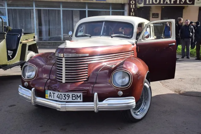 В Ивано-Франковске по случаю Дня автомобилиста состоялся парад ретро автомобилей — фото 1