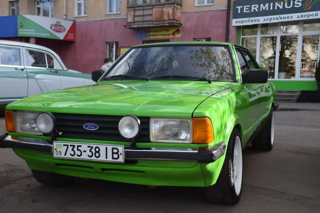 В Ивано-Франковске по случаю Дня автомобилиста состоялся парад ретро автомобилей — фото 2