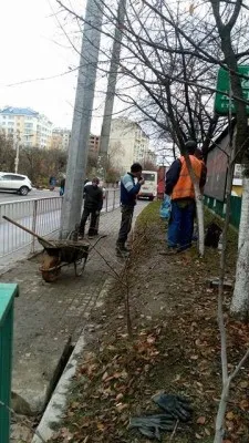 Так и живем: на Пасечной коммунальщики разрыли электроопору троллейбусной линии посреди тротуара — фото 1