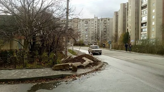 Так и живем: на Пасечной коммунальщики разрыли электроопору троллейбусной линии посреди тротуара — фото 3
