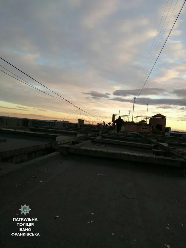 На крыше девятиэтажки на улице Ивана Павла полиция поймала 4-х несовершеннолетних, вылезли туда "попить вина" — фото 1