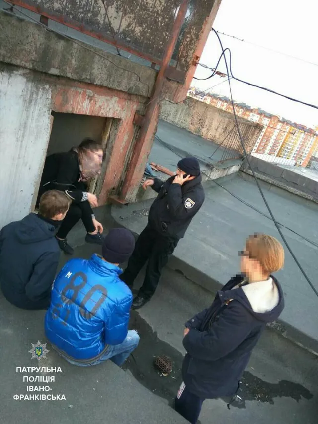 На крыше девятиэтажки на улице Ивана Павла полиция поймала 4-х несовершеннолетних, вылезли туда "попить вина" — фото 2