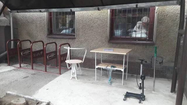 На вулиці Грушевського облаштували парковку та майстерню для велосипедів — фото 2
