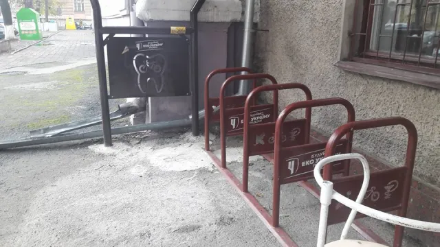 На вулиці Грушевського облаштували парковку та майстерню для велосипедів — фото 3