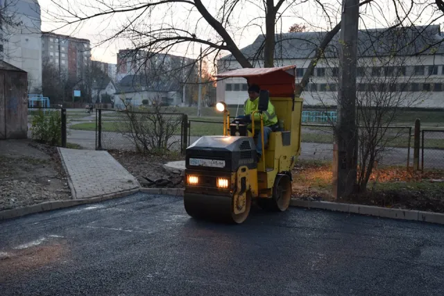 Марцінків почав асфальтувати двори на Каскаді — фото 2