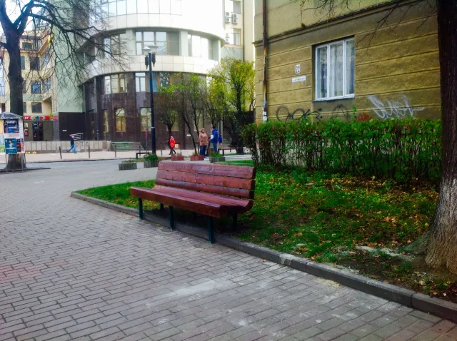 Вулиця Грушевського першою отримала нові лавки — фото 2