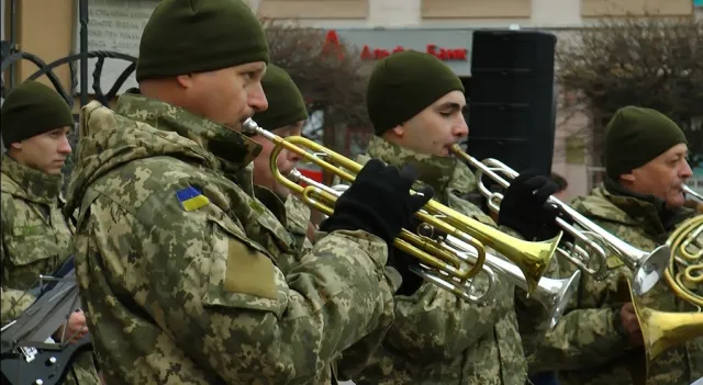 Военный оркестр из Тернополя агитирует в центре Ивано-Франковска за службу в Вооруженных силах по контракту. — фото 1