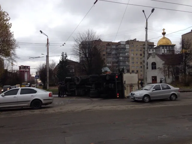 На углу улиц Волчинецкая и Симоненко перевернулась многотонный грузовик — фото 1