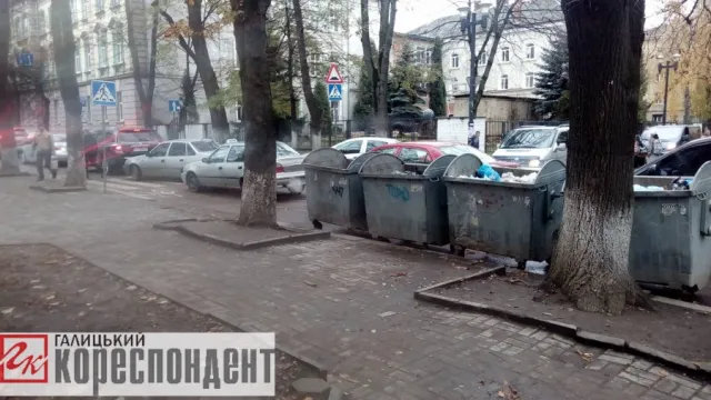 Нарешті комунальники прибрали стихійне сміттєзвалище у центрі Івано-Франківська — фото 1