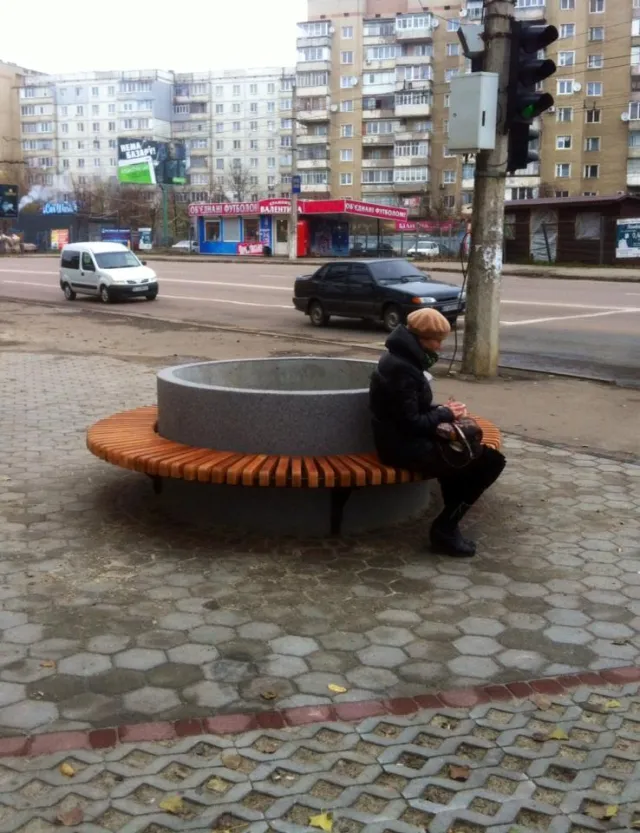 В Ивано-Франковске установили первую лавочку на основе канализационного кольца — фото 2