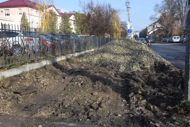 В Франковске начался ремонт одной из самых разрушенных улиц в городе — фото 2