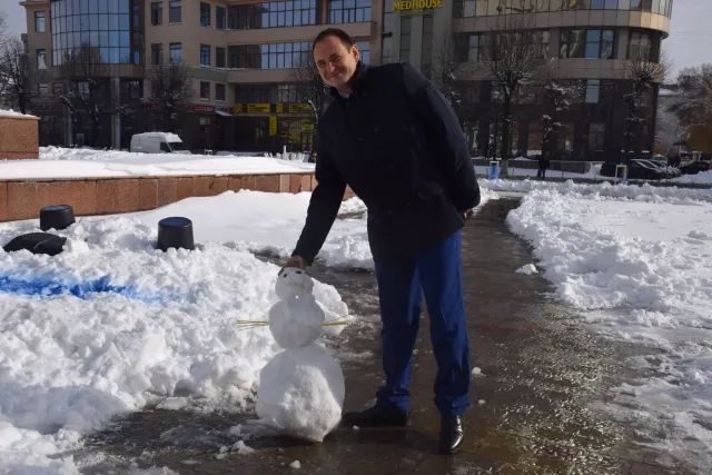 Франківці зробили для мера під стінами міської ради величезну "бабу" із снігу — фото 1