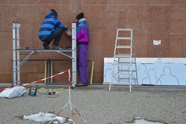 На фасаді адмінбудинку в Івано-Франківську почали облаштовувати Стіну пам’яті Небесної сотні — фото 2