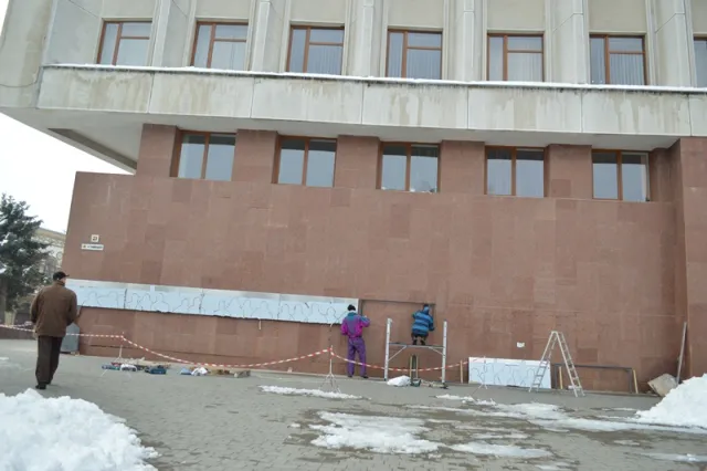 На фасаді адмінбудинку в Івано-Франківську почали облаштовувати Стіну пам’яті Небесної сотні — фото 5
