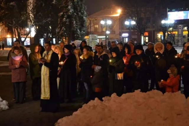 У Франківську ратуша засяяла фіолетовими кольорами з нагоди Міжнародного дня передчасно народженої дитини — фото 1